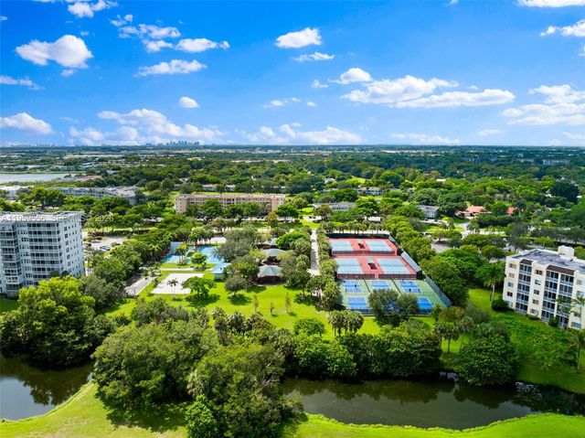 3850 Oaks Clubhouse Dr 504, Pompano Beach, FL 33069