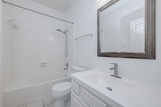 3322 E Cedar Hollow Drive, Pearland, TX 77584