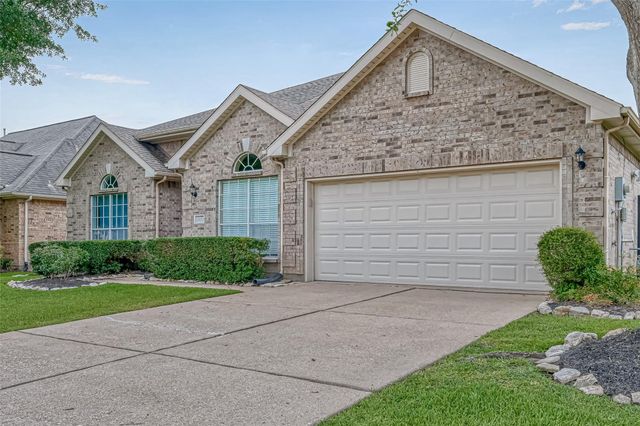 3322 E Cedar Hollow Drive, Pearland, TX 77584
