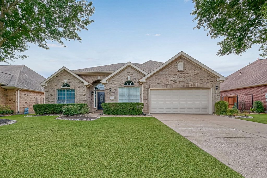 3322 E Cedar Hollow Drive, Pearland, TX 77584