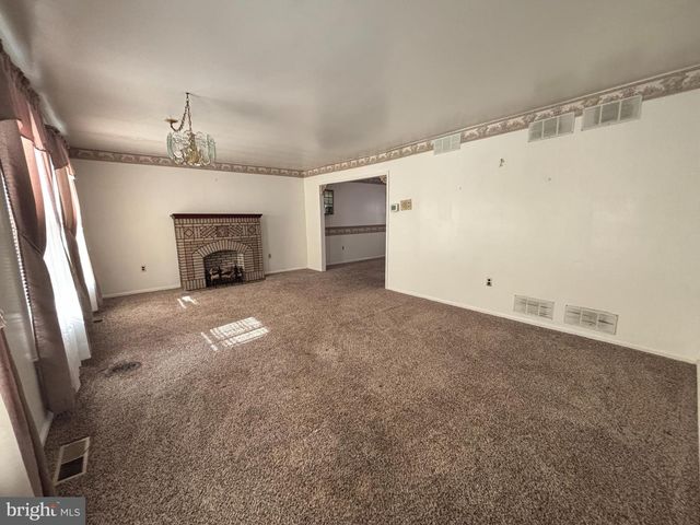 1 PINE CT, Blackwood, NJ 08012