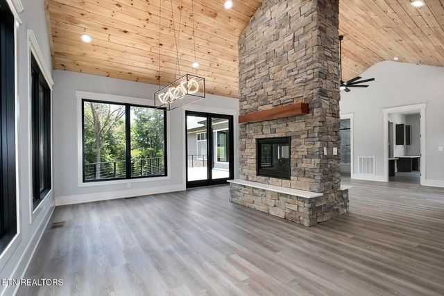 10001 Scenic View Dr, Loudon, TN 37774