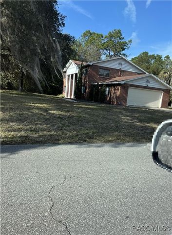 10 Jamaica Street, Homosassa, FL 34446