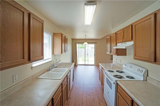2903 Don Hill LN, Taylor, TX 76574