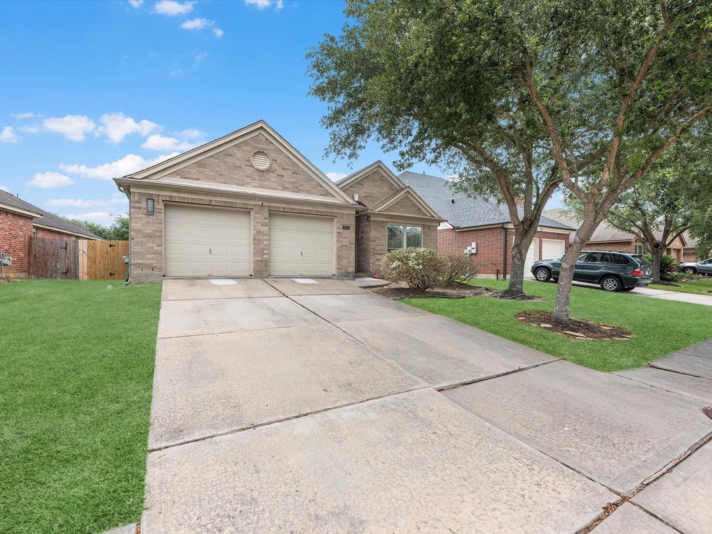 2042 Shore Breeze Drive, Pearland, TX 77584
