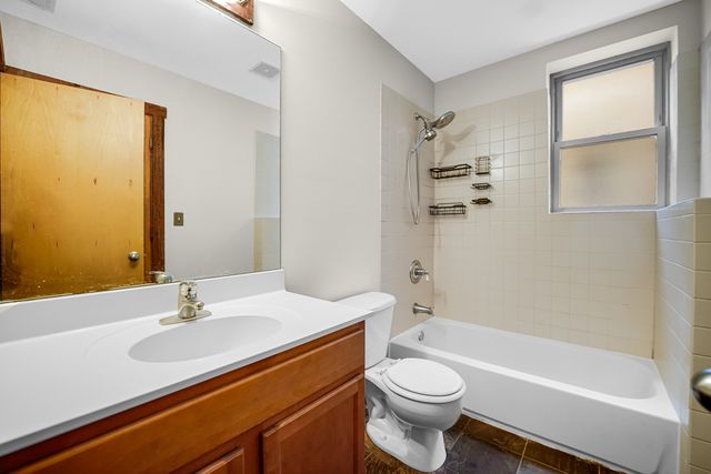 1659 W PRATT Boulevard 2B, Chicago, IL 60626