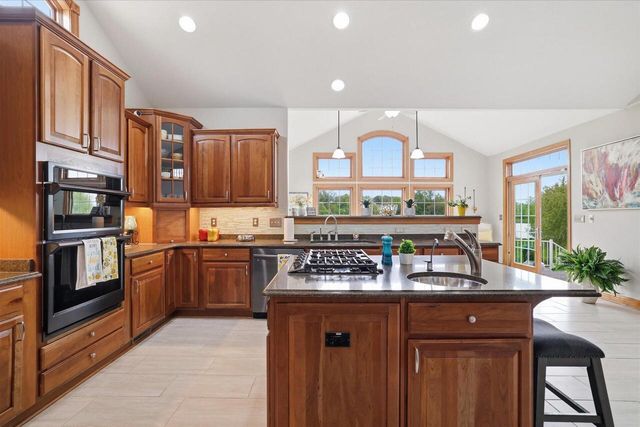 N57W34997 Pondview LANE, Oconomowoc, WI 53066