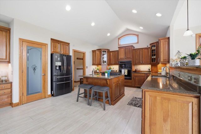 N57W34997 Pondview LANE, Oconomowoc, WI 53066