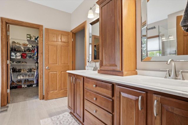 N57W34997 Pondview LANE, Oconomowoc, WI 53066