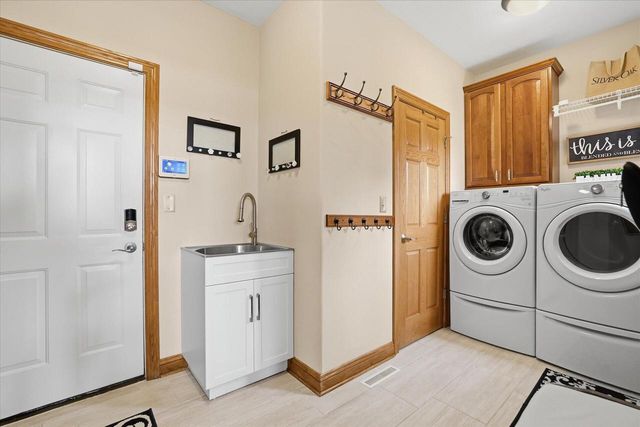 N57W34997 Pondview LANE, Oconomowoc, WI 53066