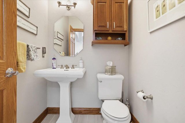 N57W34997 Pondview LANE, Oconomowoc, WI 53066