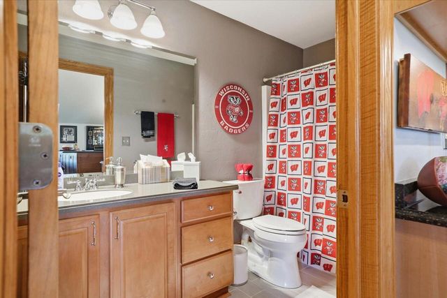 N57W34997 Pondview LANE, Oconomowoc, WI 53066