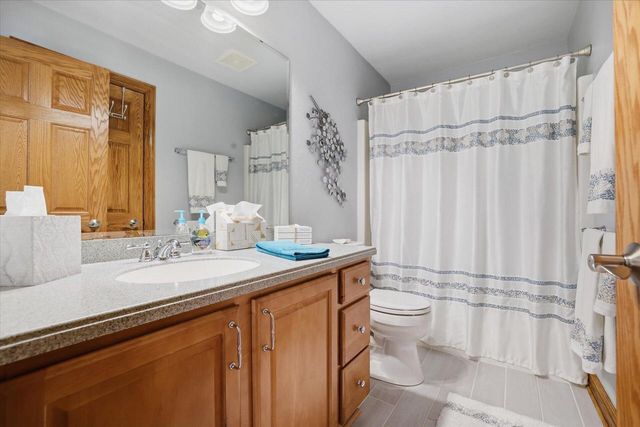 N57W34997 Pondview LANE, Oconomowoc, WI 53066