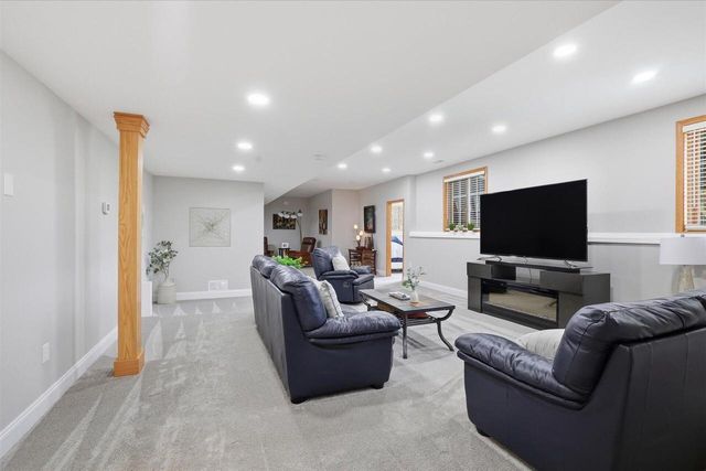 N57W34997 Pondview LANE, Oconomowoc, WI 53066
