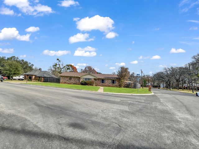 325 Huggins Drive, Springtown, TX 76082