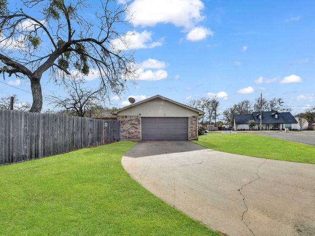 325 Huggins Drive, Springtown, TX 76082