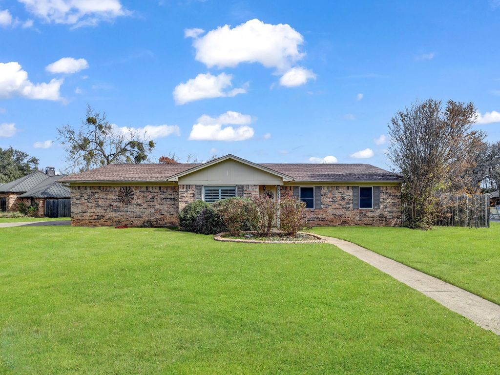 325 Huggins Drive, Springtown, TX 76082