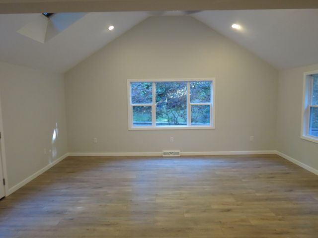 48 Grove St, Plympton, MA 02367