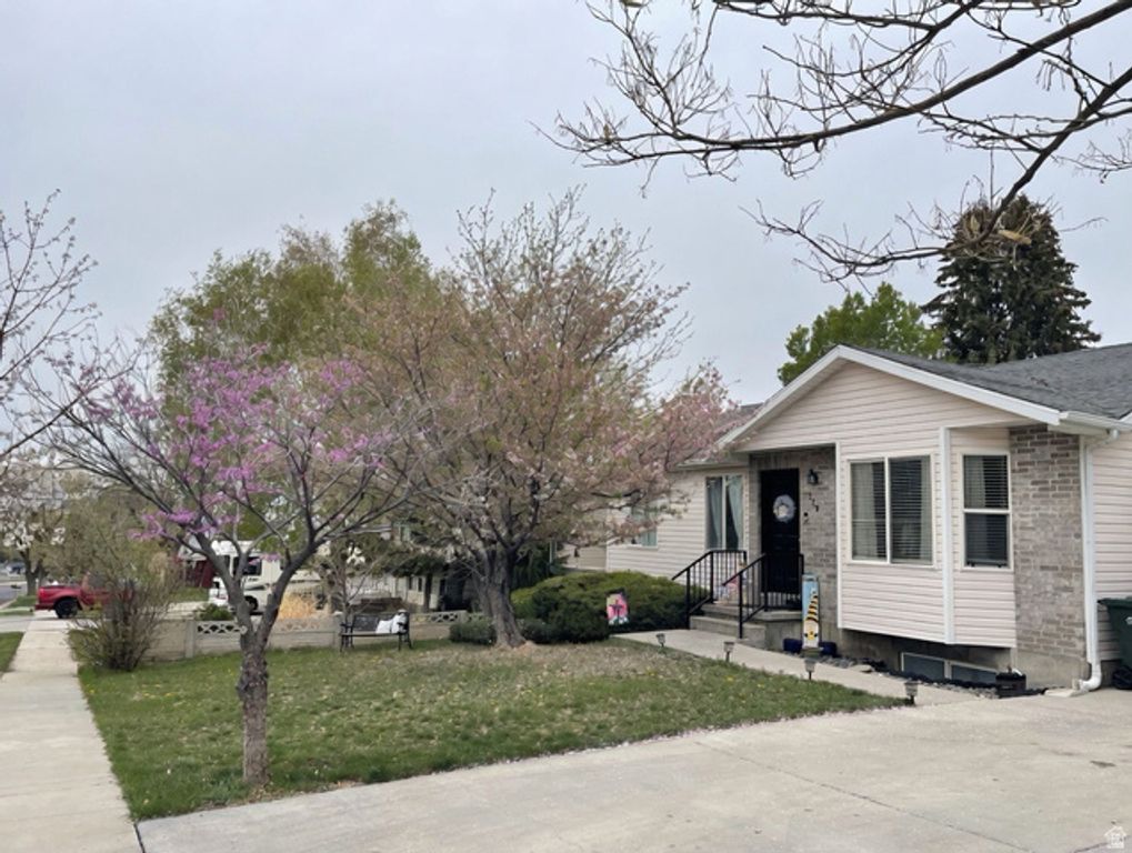 729 E CRESTVIEW DR, Tooele, UT 84074