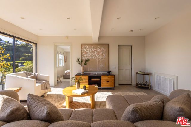 1344 Belfast Drive, Los Angeles, CA 90069