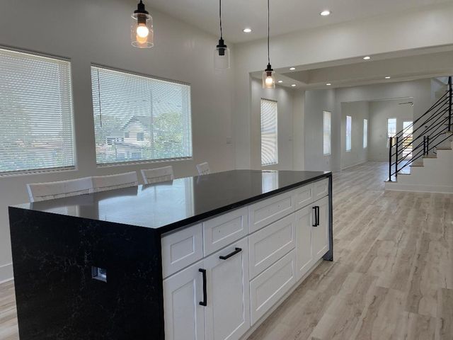 201 E 37th Street, Houston, TX 77018