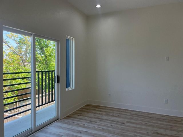 201 E 37th Street, Houston, TX 77018