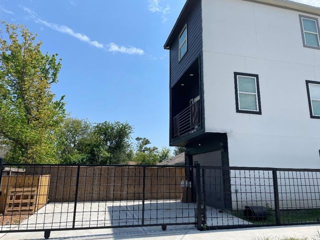 201 E 37th Street, Houston, TX 77018