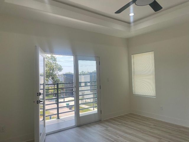 201 E 37th Street, Houston, TX 77018