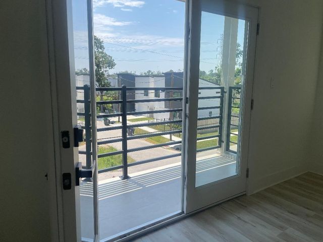 201 E 37th Street, Houston, TX 77018