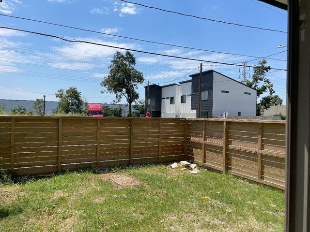 201 E 37th Street, Houston, TX 77018