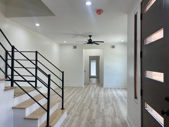 201 E 37th Street, Houston, TX 77018