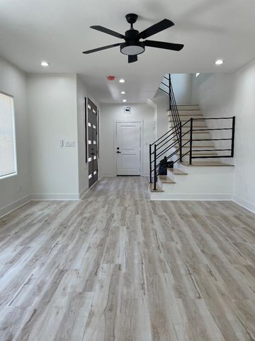 201 E 37th Street, Houston, TX 77018