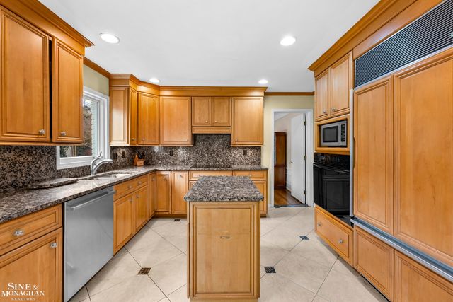 11 Wellington Place, Grosse Pointe, MI 48230