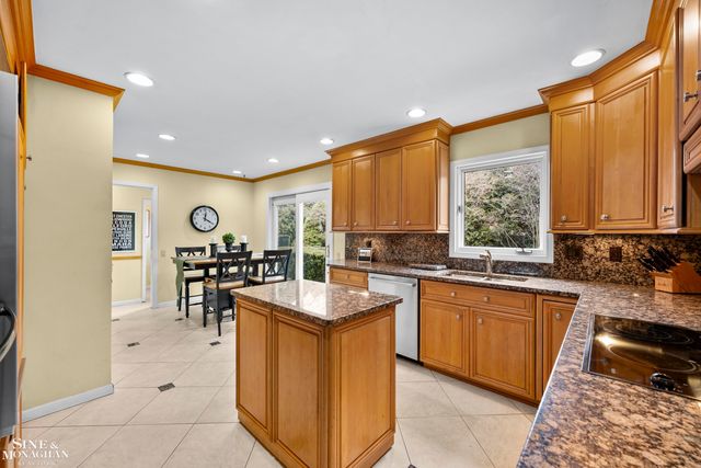 11 Wellington Place, Grosse Pointe, MI 48230