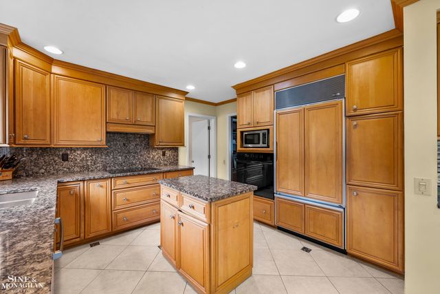 11 Wellington Place, Grosse Pointe, MI 48230