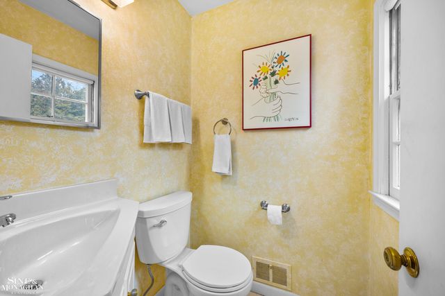 11 Wellington Place, Grosse Pointe, MI 48230