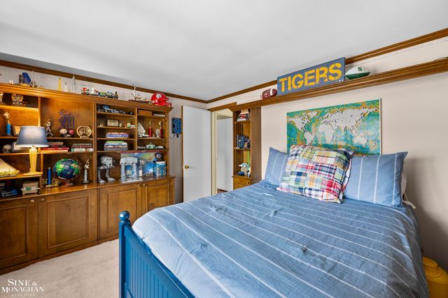 11 Wellington Place, Grosse Pointe, MI 48230