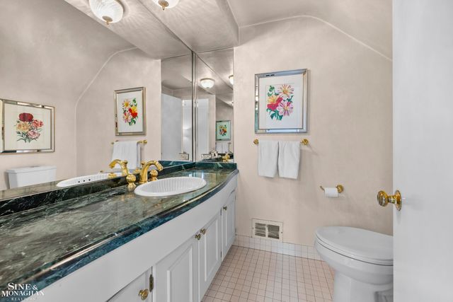 11 Wellington Place, Grosse Pointe, MI 48230