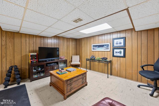 11 Wellington Place, Grosse Pointe, MI 48230