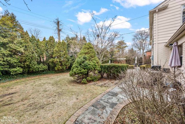 11 Wellington Place, Grosse Pointe, MI 48230