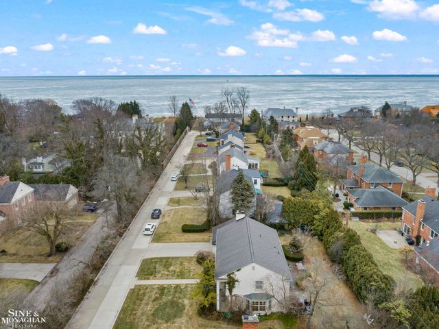 11 Wellington Place, Grosse Pointe, MI 48230