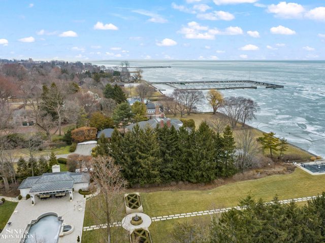 11 Wellington Place, Grosse Pointe, MI 48230