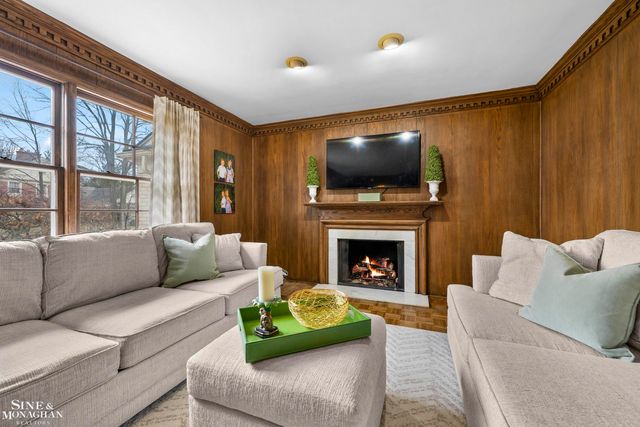 11 Wellington Place, Grosse Pointe, MI 48230