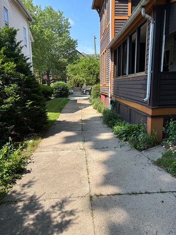 123 Buckingham St, Springfield, MA 01109