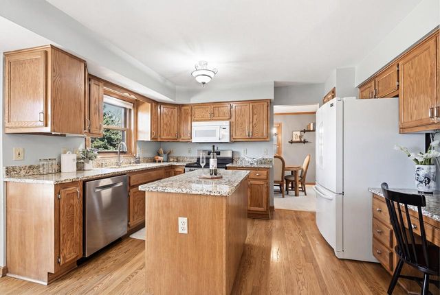 1624 Legend CIRCLE, Waukesha, WI 53189