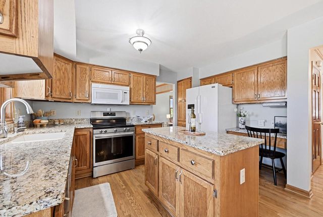 1624 Legend CIRCLE, Waukesha, WI 53189