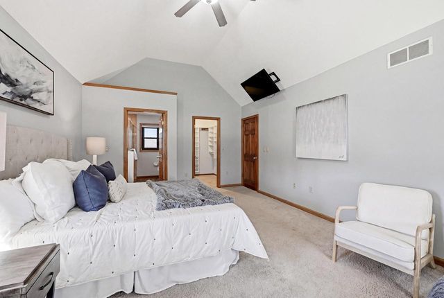 1624 Legend CIRCLE, Waukesha, WI 53189