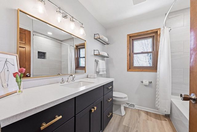 1624 Legend CIRCLE, Waukesha, WI 53189