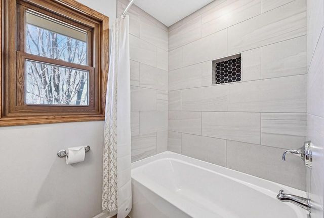 1624 Legend CIRCLE, Waukesha, WI 53189