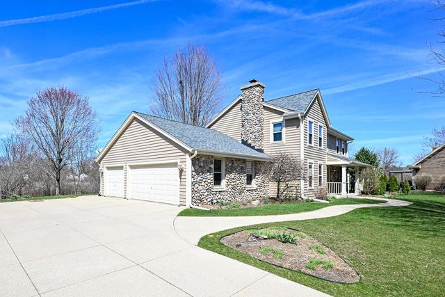1624 Legend CIRCLE, Waukesha, WI 53189